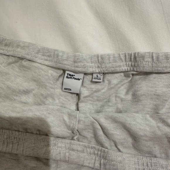 Aritzia Heather Grey Women's Shorts - Picture 4 of 6